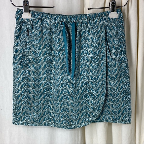 Patagonia Pants - Patagonia XS Fleetwith Skort Skirt Green Print Pockets Drawstring